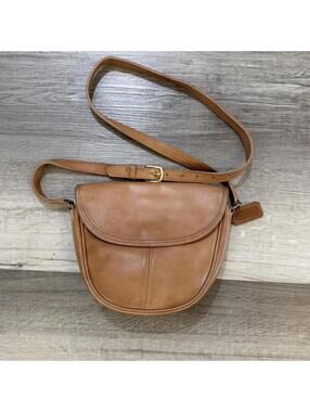 Vintage coach 0933 crossbody bag in very good condition for its age